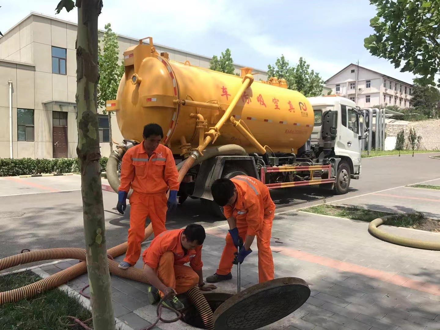 清溪管道疏通车停在窨井附近