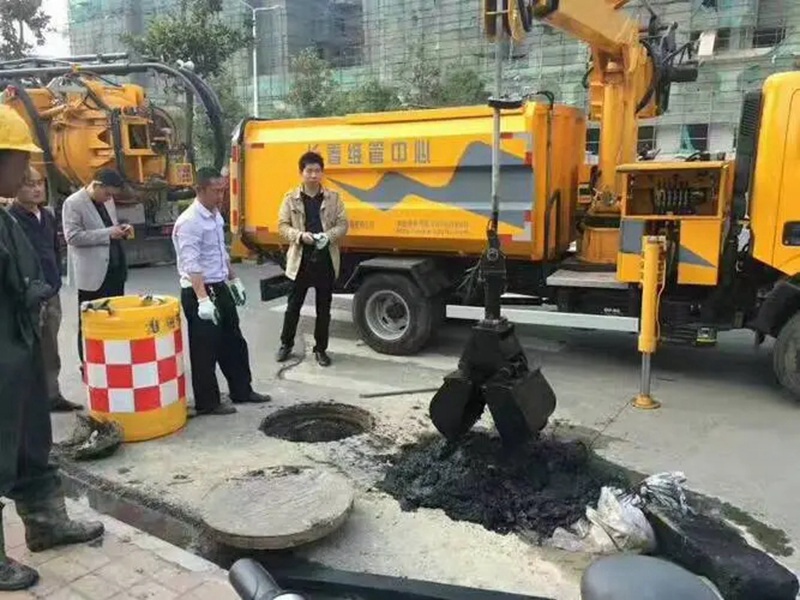 清溪街道：网格员化身“清道夫”，为民解忧疏通“堵心”化粪池