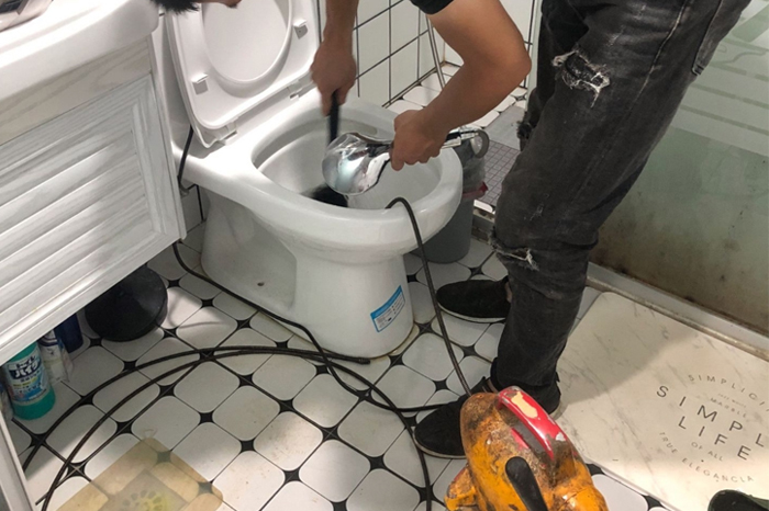 清溪马桶堵塞自己疏通还是找师傅？专业上门服务让你省时更省心