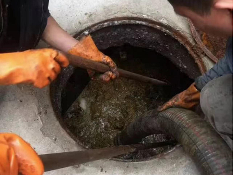 清溪清理化粪池时如何避免沼气的危害？